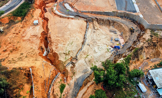 Cát[-]đỏ[-]từ[-]dự[-]án[-]Gold[-]Sand[-]Hill[-]Villa[-]tràn[-]vào[-]nhà[-]dân[-]ở[-]Mũi[-]Né